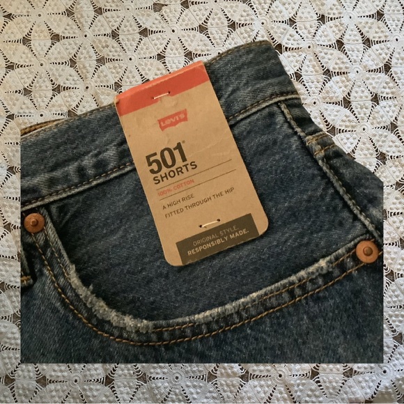 NWT Distressed Levi’s 501 Shorts - Picture 3 of 5